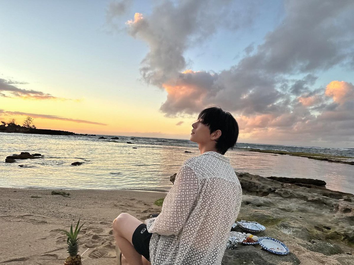 shuasmedia's tweet photo. still thinking about joshua in hawaii 🌊 https://t.co/nzq5h0BrSW
