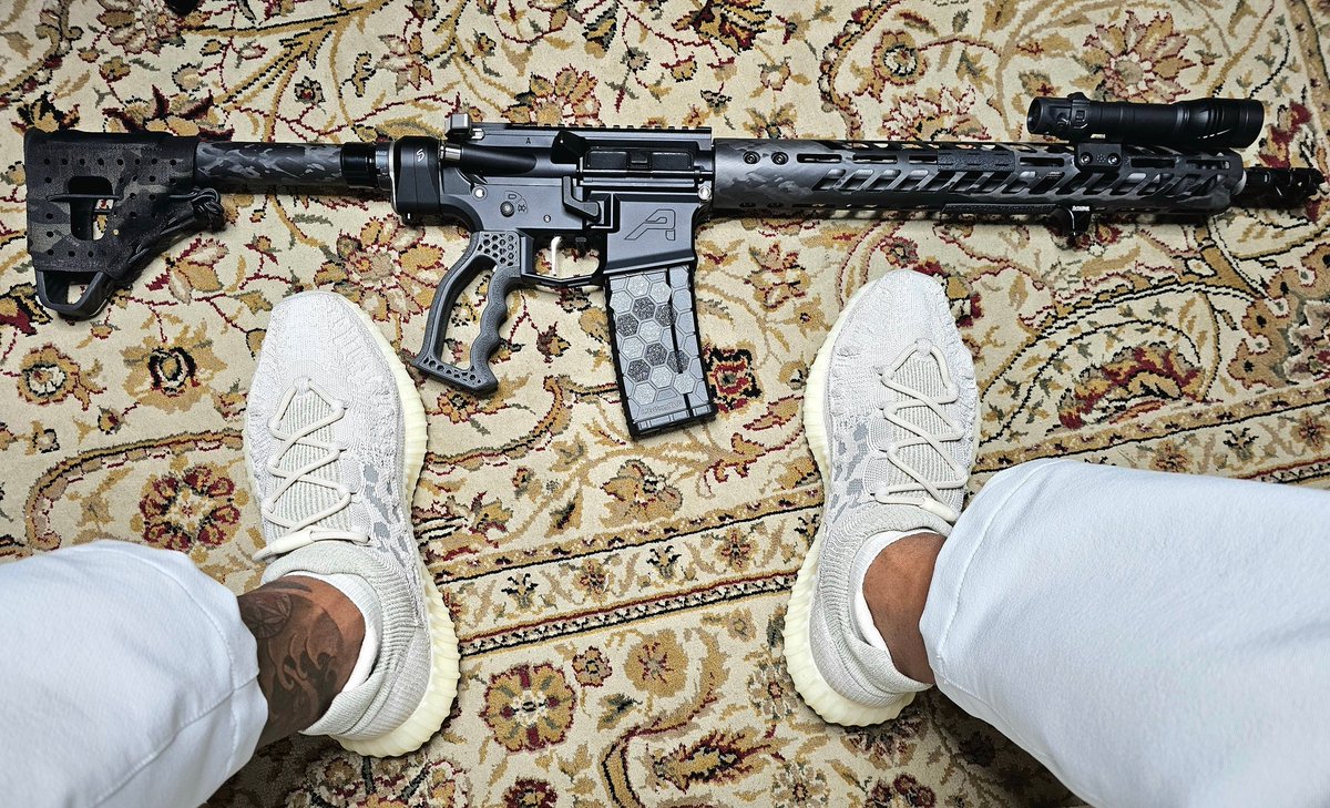 McKnight_Rich's tweet photo. So I've added another hobby this year, Adult Legos! This is my second build, an Armalite-15, carbon fiber, titanium, weighing a scant 5.9 lbs. (unloaded) Not a huge 2A guy (I stand for them all), just a veteran feeling creative in a different way. #KOTD #Yeezy #Armalite #PewPew https://t.co/ygccCrHCA0