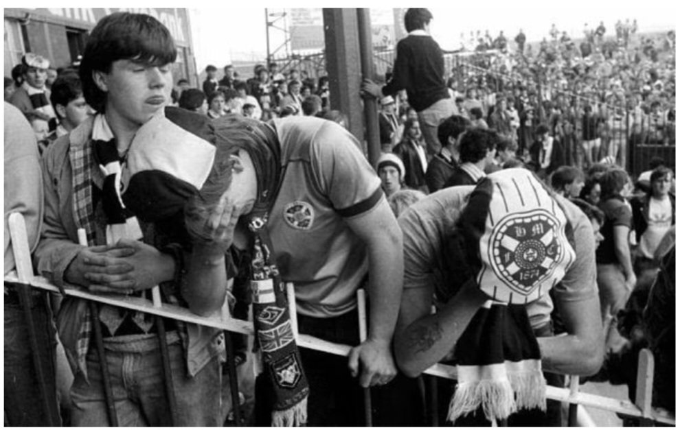 fussballgeekz's tweet image. #Hearts fans are broken after their last day 2-0 defeat against #DundeeFC at Dens Park on the last day of the 1985/86 season, #Celtic wrestling the title away from them on goal difference after their 5-0 win at #StMirren. 

@JamTarts @CelticFC @StMirrenDirect