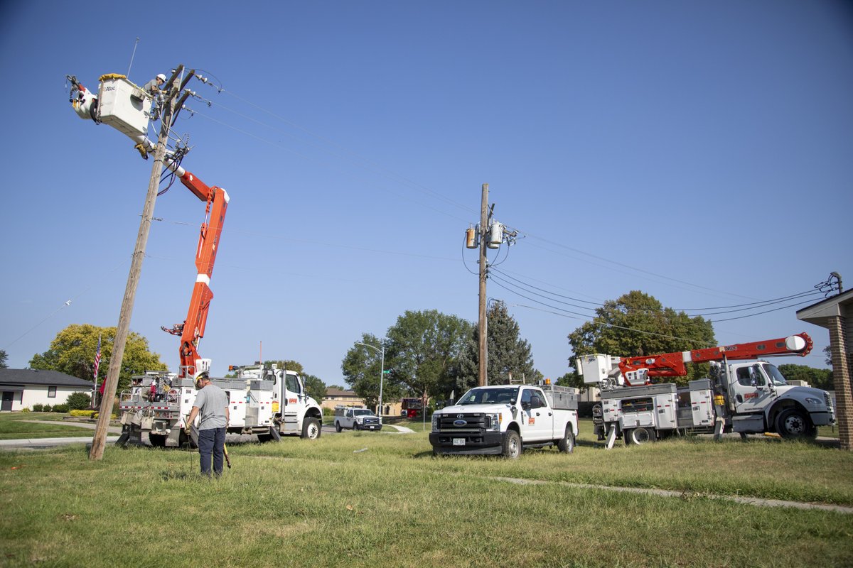 OPPDCares's tweet photo. OPPD crews and mutual aid worked overnight and continue today. We estimate all customers will have service restored by Friday, with many getting power sooner, barring unforeseen issues. Beware of scams via text or call.
For resources and updates, visit https://t.co/WViZPAWXIa https://t.co/iSW0DAsyWR