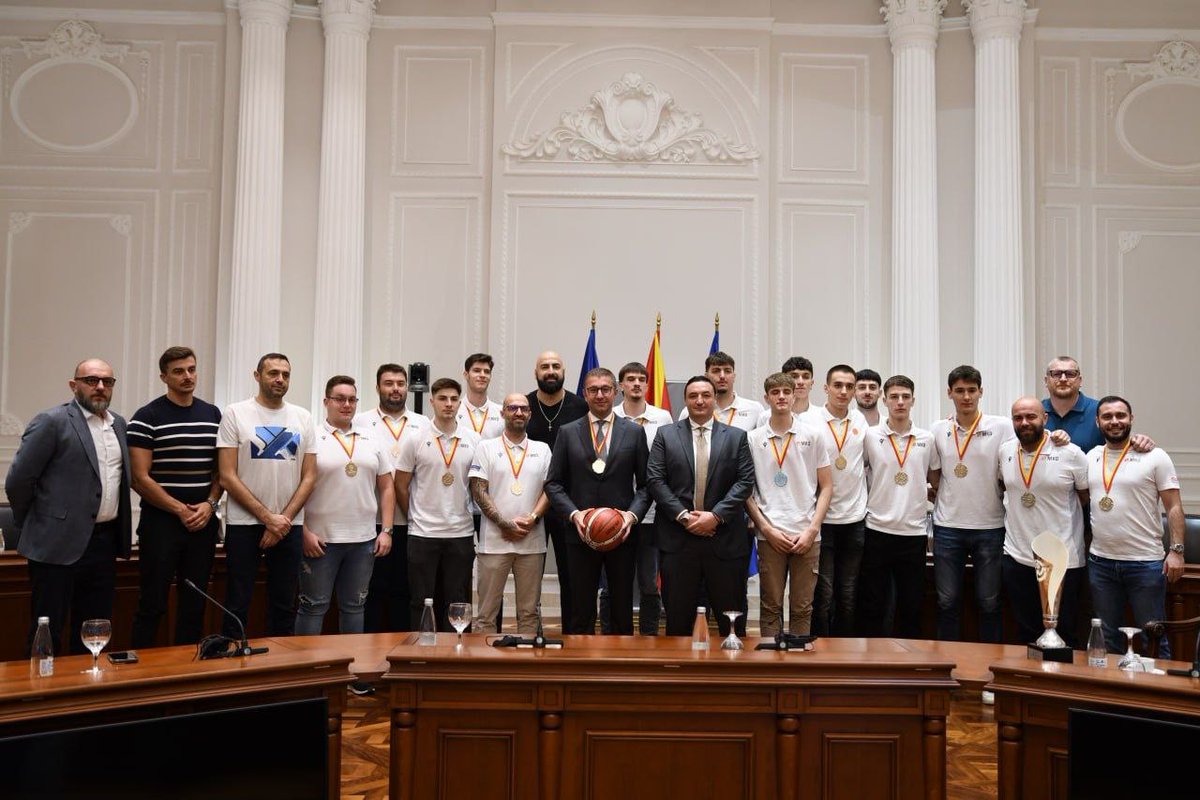 Браво за <a href="/MickoskiHM/">Христијан Мицкоски</a>
Вака се сака Македонија, вака се дава поддршка за младите