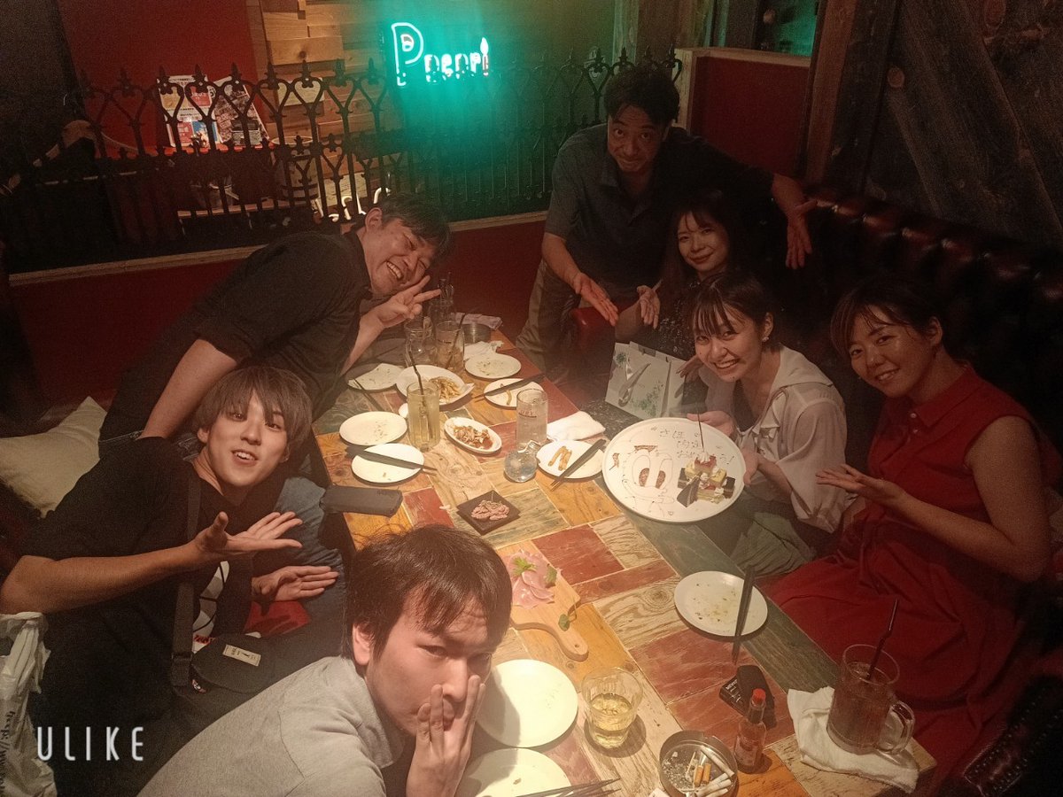 act_hio's tweet photo. 本日は #真夜中108 の集会でした。
タチバナこと沙穂ちゃんの内定祝いということで集結。
近況含めいっぱい話していたらあっという間でした。
特別ゲストでアユーカが登場したり、サプライズプレゼントで沙穂ちゃんが泣きそうになったり、アベちゃん…はいいか。
ホンマこいつら最高やで!!!

#zests https://t.co/Zl6r73P9Jq