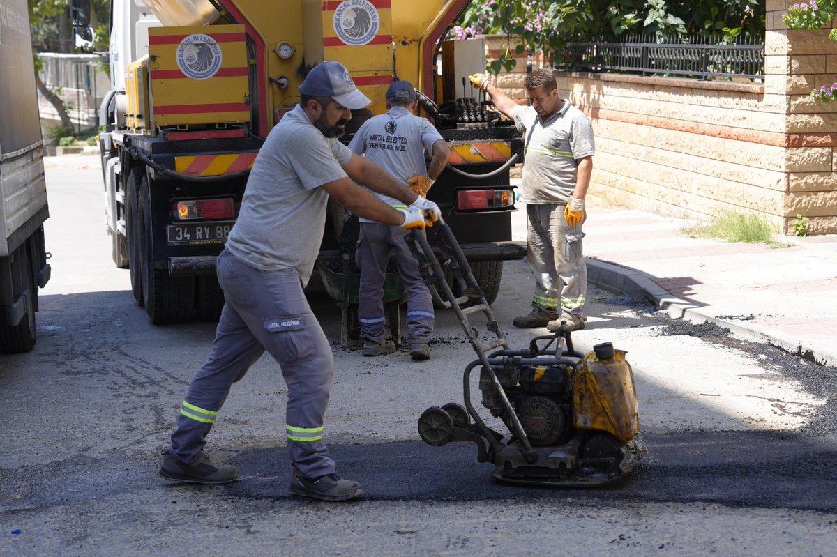 Petrol-İş Mahallesi Kumru ve Çimen Sokak’ta gerçekleştirdiğimiz kaldırım yenileme çalışmalarının ardından asfalt düzenleme çalışmalarımız devam ediyor. 👷‍♂️