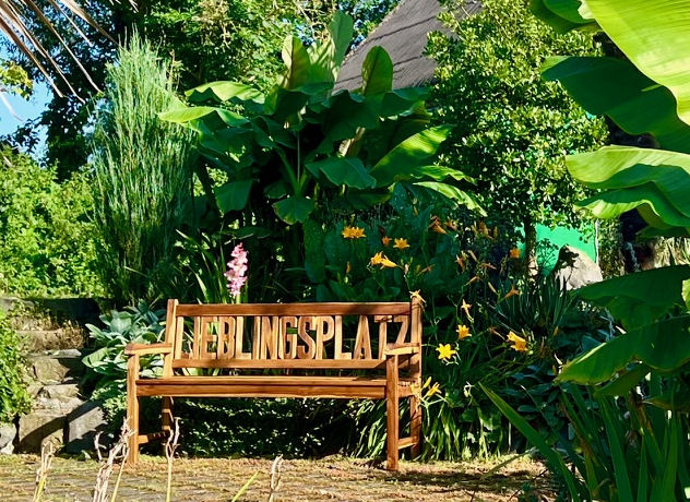 Willkommen bei Djembé Art: djembe-art.de 🪘 Entdecke unseren Shop mit tropischem Sommerfeeling unter Palmen 🌴in Sevenich 12, 56294 Münstermaifeld. Besucher bitte Termin vereinbaren. 🥰