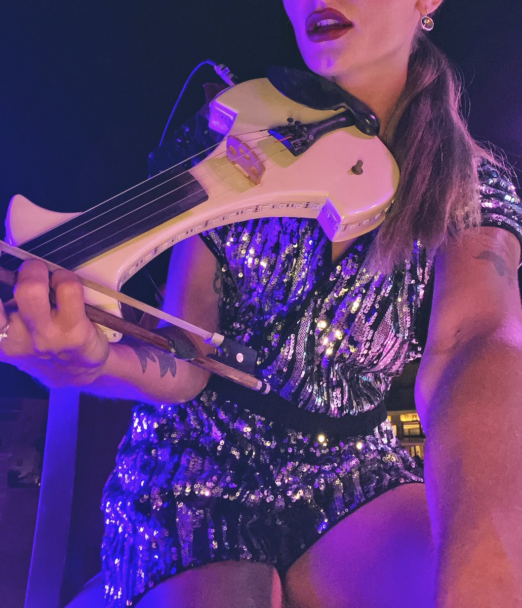 GoddessNadia92's tweet photo. 🎻👠
#violingoddess #divine #feetqueens https://t.co/Z4RdjhZe6D