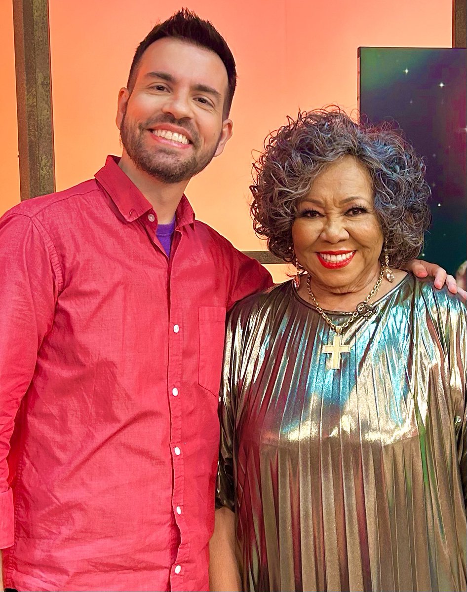 LeonardoBrunoP9's tweet photo. Sou doce, dengoso e polido… e posso provar! Tarde inesquecível com a homenagem a Alcione no “Sem Censura”. Beijo, rainha @alcione_marrom! #alcione #marrom #semcensura #samba #televisao https://t.co/RXe88nfPuL