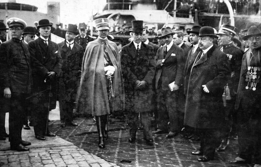 100YearsAgoLive's tweet photo. Umberto of Savoy, Crown Prince of Italy, lands in Buenos Aires for a state visit to Argentina. 25,000 children parade for him in Congress Square. https://t.co/DV9EHw7FuS