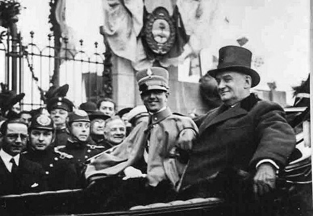 100YearsAgoLive's tweet photo. Umberto of Savoy, Crown Prince of Italy, lands in Buenos Aires for a state visit to Argentina. 25,000 children parade for him in Congress Square. https://t.co/DV9EHw7FuS