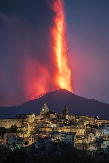 laredcincoradio's tweet photo. INTERNACIONAL🌋 || ¡Impresionante fenómeno natural! El volcán Etna en Sicilia, Italia, sigue activo con fumarolas sorprendentes. Ayer, una columna de 10 Km impresionó a todos. 📷#VolcánEtna #Sicilia #Italia #NaturalezaAsombrosa #ÚltimaHora #Sicily 📷: @Weathermonitors https://t.co/37x1fFhPnj