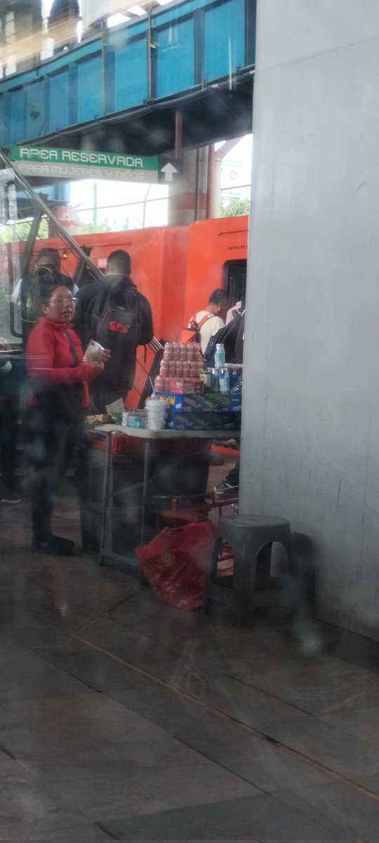 ivanramirez092's tweet photo. ¿Ya es legal la colocación de puestos para venta de comida bajando las escaleras del Metro Múzquiz, Línea B del #MetroCDMX @MetroCDMX? De por sí se hace un caos en esa Línea y luego con gente vendiendo estorbando los accesos @MetroCDMX @SSC_CDMX @UCS_GCDMX https://t.co/hUPgWG7Q44