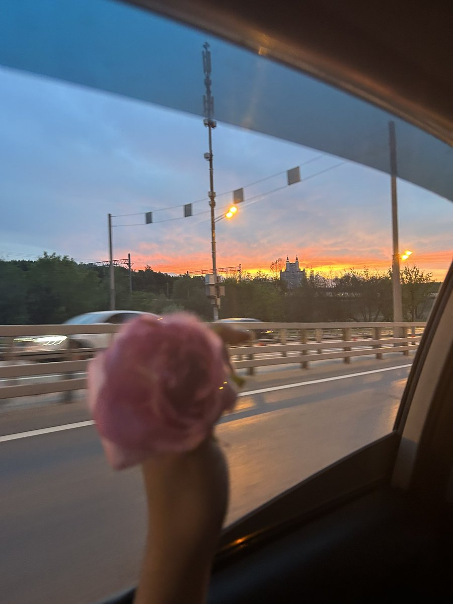 goroshkaaa's tweet photo. 想把你抱在怀里亲，亲你的脸颊，脖子，种满草莓，让所有人都知道你是我的。想听你给我讲故事，可以将你的过去，或者你一遍一遍问我我爱不爱你。想让你把脚放进我手里，让我给你涂指甲。想一起在夜晚的晚风里一起喝酒，撒欢，累了的话我们就回家，不累的话那我们就在凌晨的夜晚散步。
#四爱姐姐 https://t.co/vzJQ9BdCwh