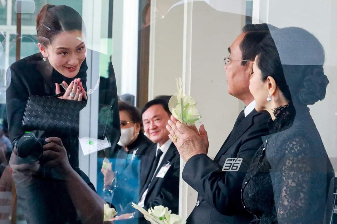 ปิดสวิตช์ 3ป.ในวันนั้น ไหว้ย่อในวันนี้ 
#ลุงตู่ คงไม่ทันตั้งตัวอ่ะนะเลยรับไหว้ด้วยดอกไม้จัน...สาาาธุ
😂😂😂🤣🤣🤣