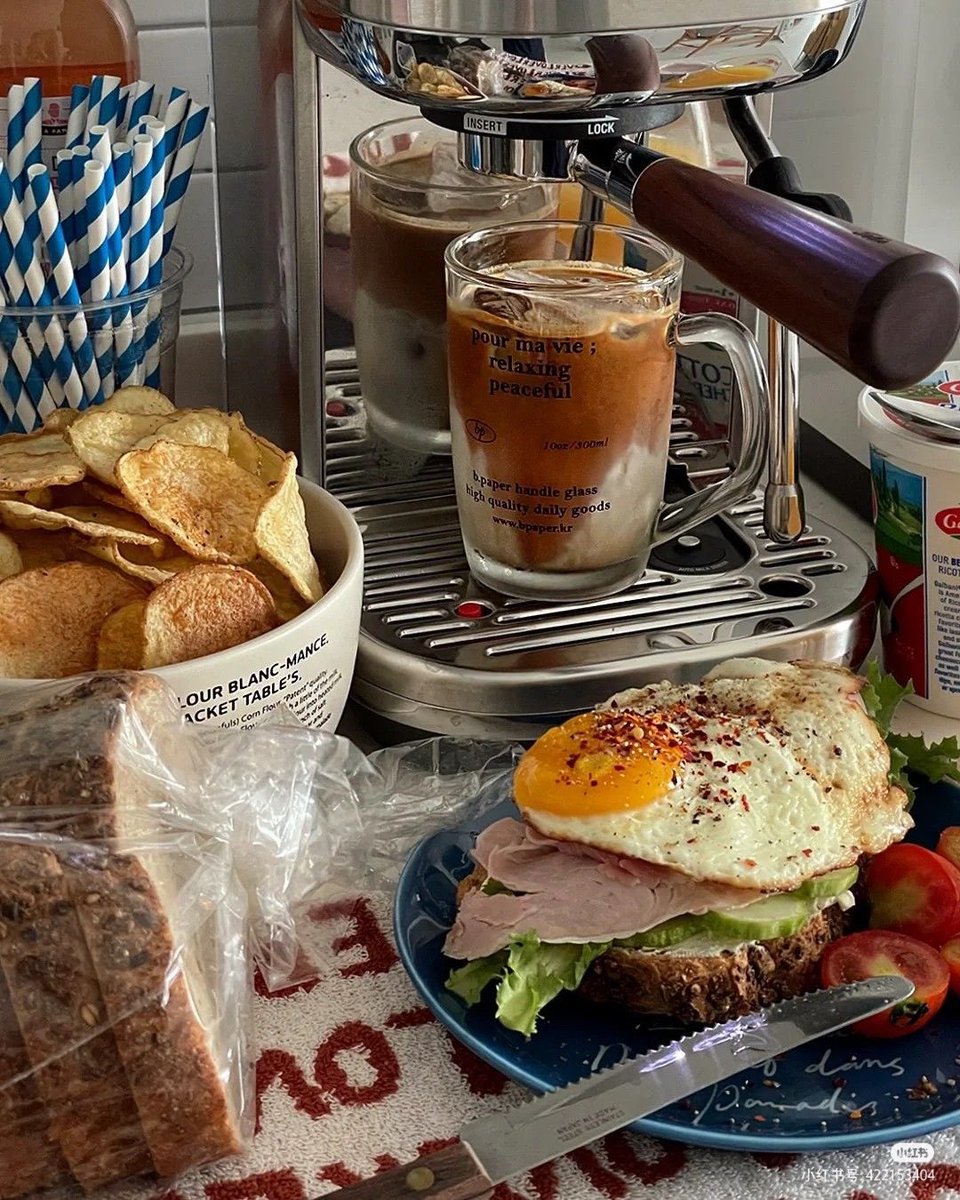 etherealdior's tweet photo. pit stop before work: the cafe https://t.co/Un4onDEOzo