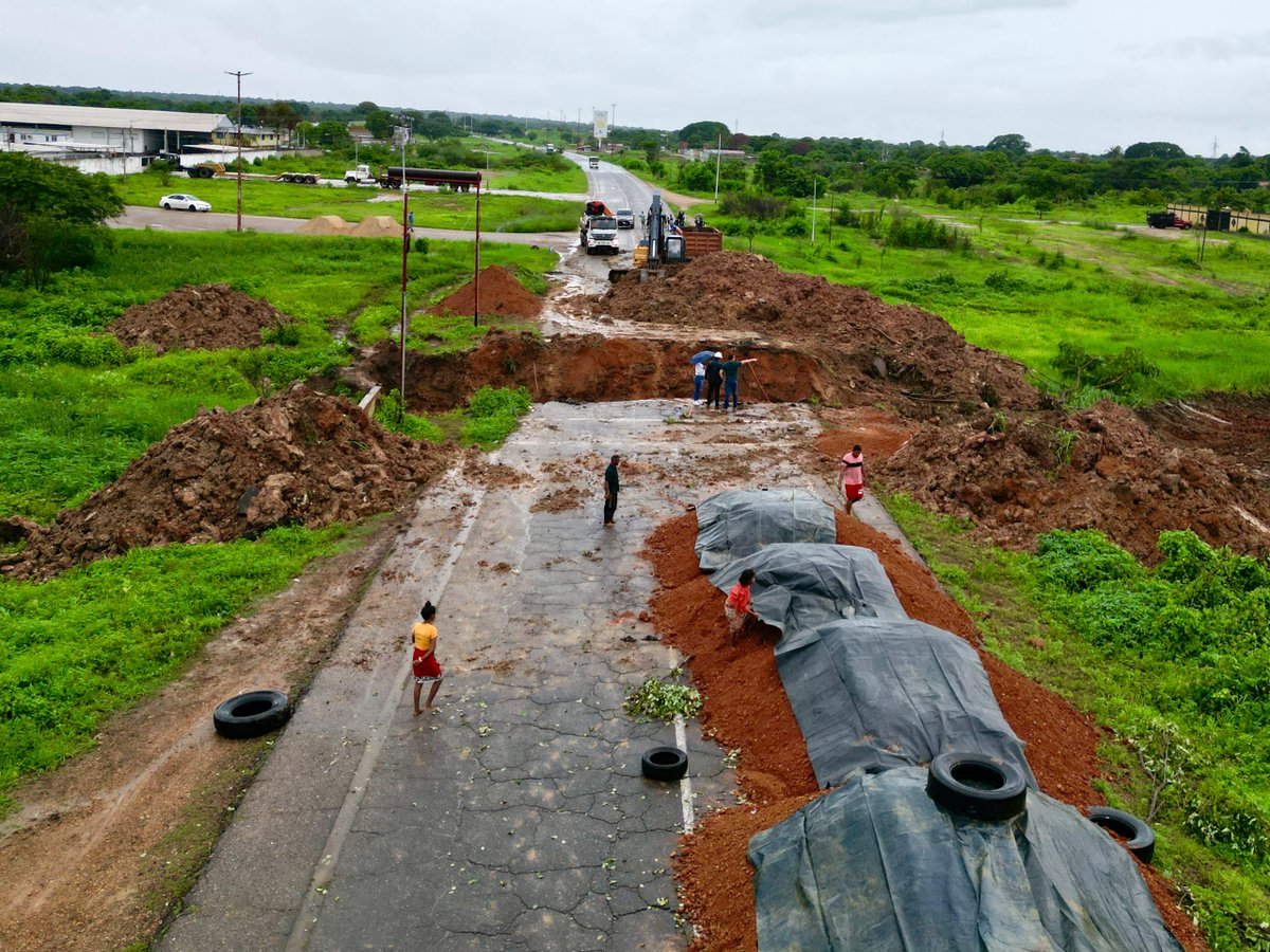 #6Ago La <a href="/anzoateguigob/">Gobierno Bolivariano de Anzoátegui</a>, a través de la Corporación de Vialidad e Infraestructura del estado (Covinea), continúa con los trabajos en alcantarilla de la #Troncal16, tramo Troil-CNPC #Anaco