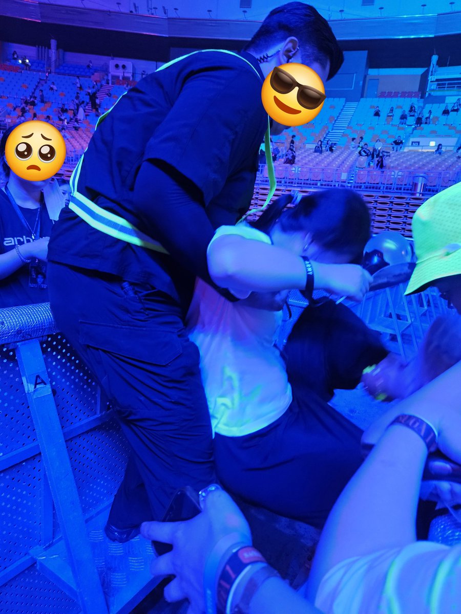 sunko47162354's tweet photo. １年前のカメラロール見てたらこんなの撮ってた
あの３日間、暑さで倒れる人が何人かいて、人混みから担ぎ出して救護してくれるスタッフさんは逞しかったけど、フラフラになりながらも公演見たくて運ばれることを拒否してるアミもいて切なかったな…
私も絶対に倒れるもんかと必死だった https://t.co/UdzwXgZT7W