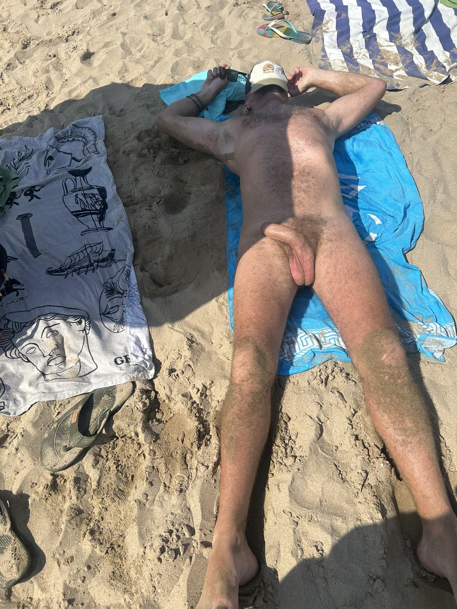 DThrob's tweet photo. Beach time with all the boys hanging out https://t.co/fUwwVqVua5