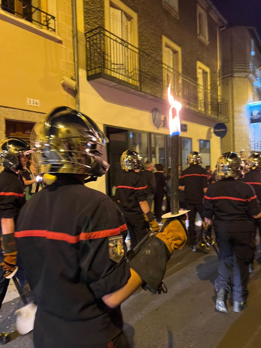 PompiersStchely's tweet photo. [Retraite aux flambeaux]

Ce lundi 5 août les sapeurs-pompiers de Saint-Chély étaient présents pour la retraite aux flambeaux lors de la parade nocturne de la fête votive 🔥

#pompier #sapeurpompier #sapeurpompiervolontaire #spv #saintchely #saintchelydapcher #lozere #sdis48 https://t.co/weBHom95Kv