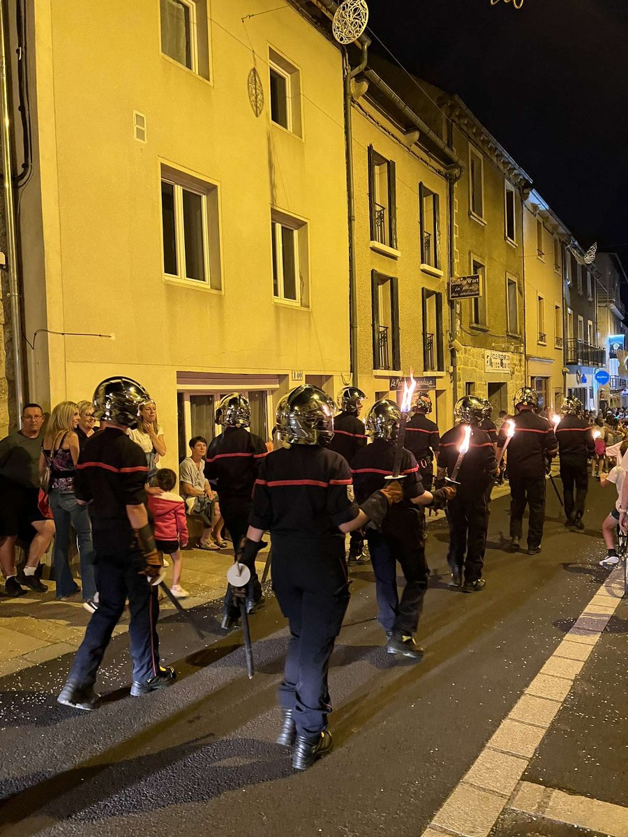 [Retraite aux flambeaux]

Ce lundi 5 août les sapeurs-pompiers de Saint-Chély étaient présents pour la retraite aux flambeaux lors de la parade nocturne de la fête votive 🔥

#pompier #sapeurpompier #sapeurpompiervolontaire #spv #saintchely #saintchelydapcher #lozere #sdis48