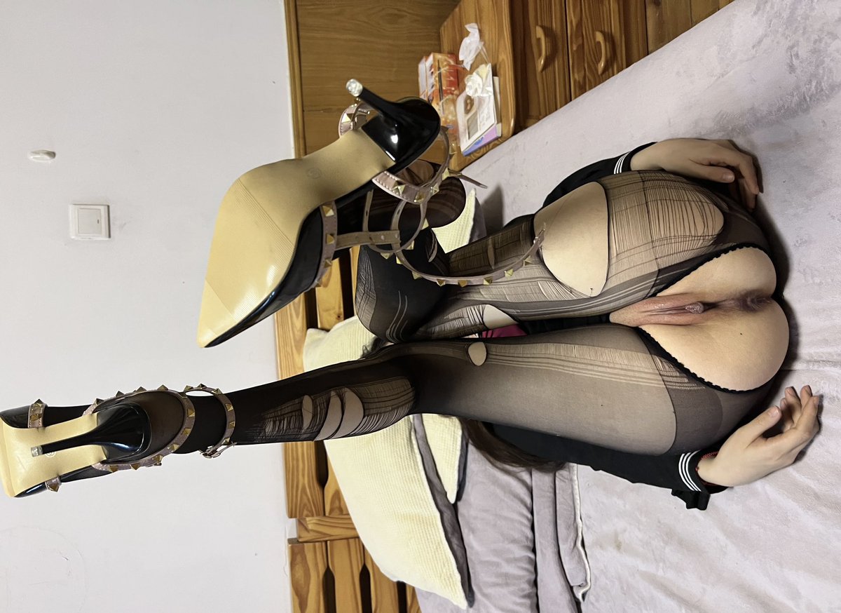 chenwujichen's tweet photo. 回家一推开门就看见骚母狗人妻穿上黑丝配上华伦天奴，好像是被人刚刚玩过 https://t.co/z8VuusYhuE