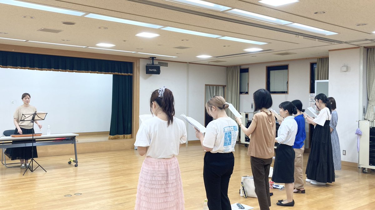 chormaple's tweet photo. 火曜はメイプル〜🍁

今日は新しい英語の曲の練習をしました！
そして、練習のあとはみんなが楽しみにしていた納涼会がありました🍻 https://t.co/QNYOV67AJf
