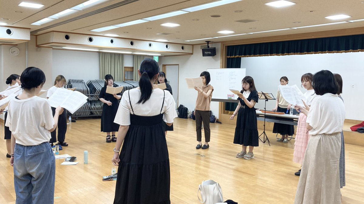 chormaple's tweet photo. 火曜はメイプル〜🍁

今日は新しい英語の曲の練習をしました！
そして、練習のあとはみんなが楽しみにしていた納涼会がありました🍻 https://t.co/QNYOV67AJf