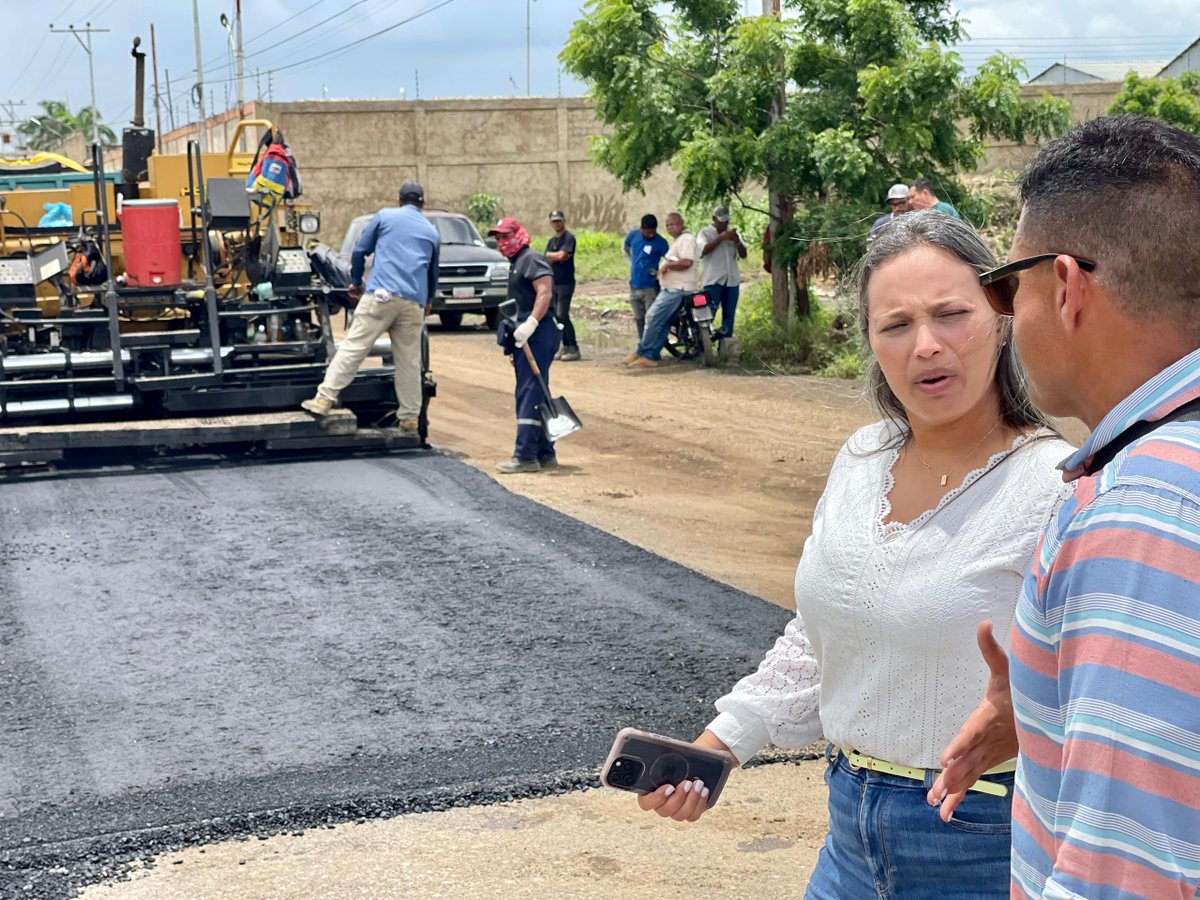 Este lunes #05AGO como parte del Plan de Recuperación Vial que adelanta el Gobierno Bolivariano del Presidente @nicolasmaduro iniciaron los trabajos de asfaltado en un nuevo tramo de la carretera de acceso hacia la comunidad de Mesones en la zona sur de #Barcelona