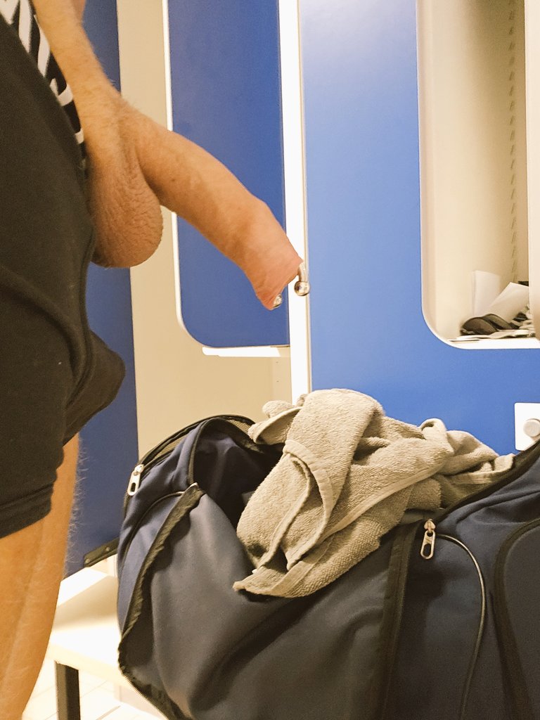 Kommt jemand mit duschen? 🥵

#gay #gayboy #germangay #lockerroom #publicgay #foreskin #pa #pierced #prinzalbert #princealbert #pierceddick #gym #gymgay #softdick #softcock