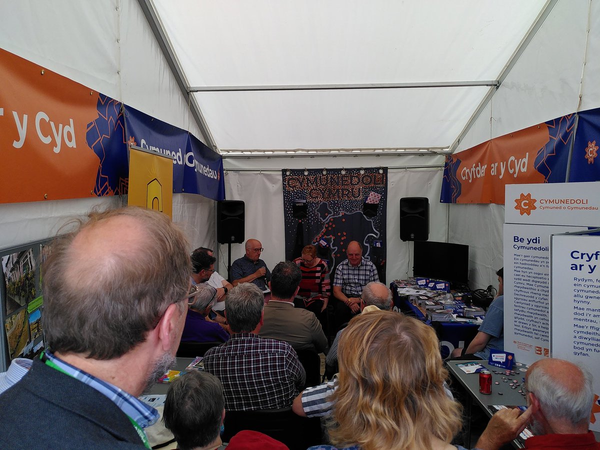 Stondin <a href="/CymunedoliCyf/">Cymunedoli Cyf</a> dan ei sang brynhawn 'ma! 👥👥

'Cymunedoli asedau' oedd testun y sgwrs banel ✊

Ymhlith y siaradwyr oedd Gareth Ioan, Cadeirydd Bwrdd IAITH Cyf. 🗣️