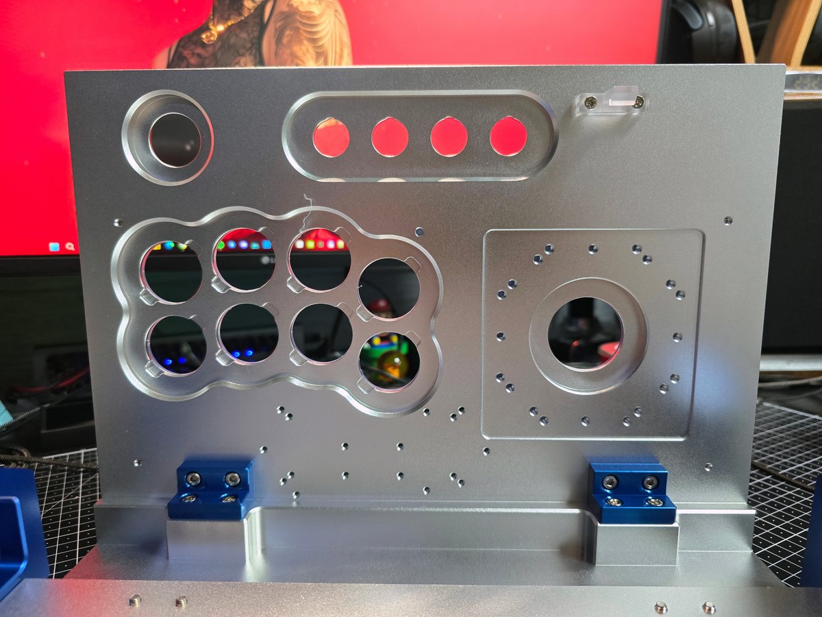 SANJUKSさんに頼んで作ったアルミアケコンケースが届いた
天板は後でOLED用窓とレイアウト変えてもう2セット作る予定
アルミの塊だから重さも9キロ超えだしVICTRIXよりめっちゃ重い…