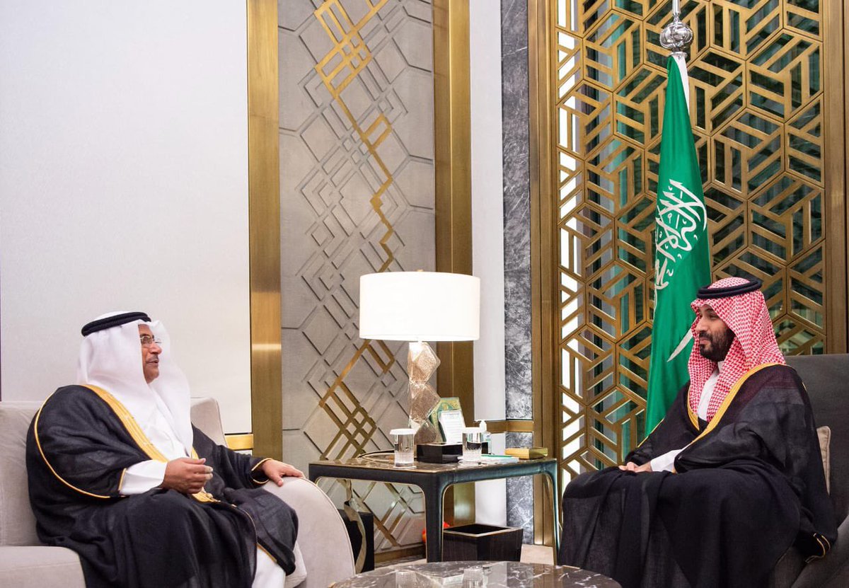 KSA24's tweet photo. سمو #ولي_العهد يستقبل في جدة رئيس البرلمان العربي الذي قدم وسام القائد لسموه تقديراً وعرفاناً من الشعب العربي لمواقفه الرائدة في الدفاع عن القضايا العربية وتعزيز العمل العربي المشترك https://t.co/FugPhKphr2