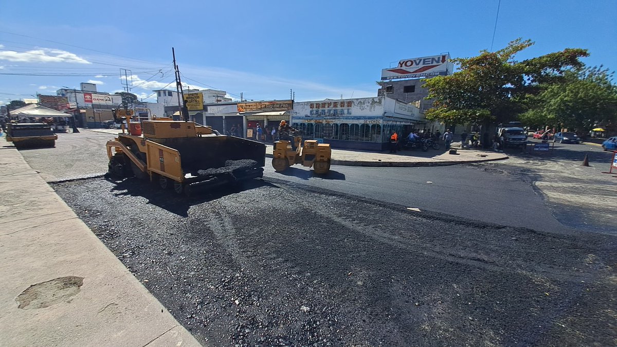 mintransporteve's tweet photo. ¡Seguimos sumando victorias! Gracias al constante esfuerzo de nuestra clase trabajadora revolucionaria, se han colocado más de 7 mil toneladas de asfalto en el municipio Iribarren, estado Lara, en aras de garantizar el óptimo funcionamiento de la vialidad en la región Centroccidental de Venezuela. Acciones enmarcadas en las políticas de atención instruidas por el pdte. @NicolasMaduro

#LoQueDigaNicolás
#ChaoWhatsApp