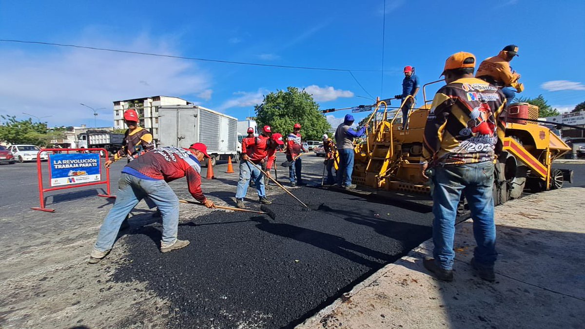mintransporteve's tweet photo. ¡Seguimos sumando victorias! Gracias al constante esfuerzo de nuestra clase trabajadora revolucionaria, se han colocado más de 7 mil toneladas de asfalto en el municipio Iribarren, estado Lara, en aras de garantizar el óptimo funcionamiento de la vialidad en la región Centroccidental de Venezuela. Acciones enmarcadas en las políticas de atención instruidas por el pdte. @NicolasMaduro

#LoQueDigaNicolás
#ChaoWhatsApp