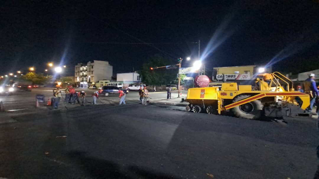 ¡Seguimos sumando victorias! Gracias al constante esfuerzo de nuestra clase trabajadora revolucionaria, se han colocado más de 7 mil toneladas de asfalto en el municipio Iribarren, estado Lara, en aras de garantizar el óptimo funcionamiento de la vialidad en la región