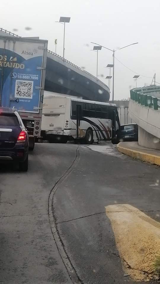 pizcalli's tweet photo. #ReporteVia Se registra un percance vehicular en #Tlalnepantla, exactamente en cementos, a la altura de la salida a Lago de Guadalupe, con dirección a la #CDMX.
Tome sus precauciones. https://t.co/4QKRoeSPr8