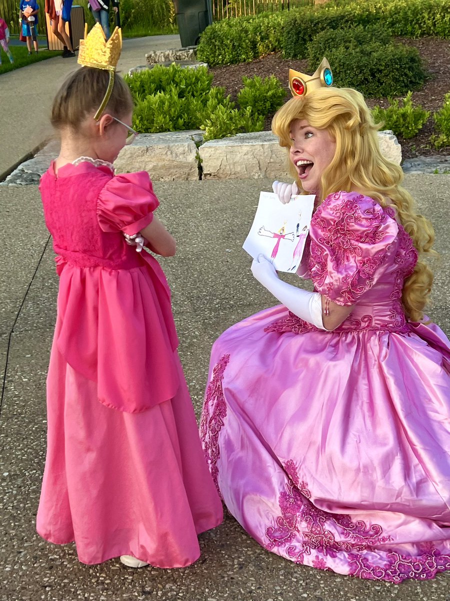 parties_royal's tweet photo. When a princess meets her twin ❤️ https://t.co/apm1jqVH32