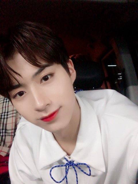 xionsarangdan's tweet photo. [#시온] 공식카페 셀카 모음💜 https://t.co/9u4bZuJ5SR