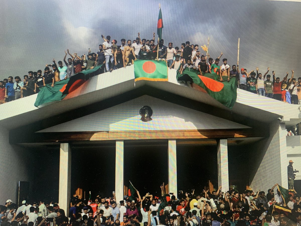 jorgeramosnews's tweet photo. No, no es el Palacio de Miraflores en Venezuela sino la residencia de la primera ministra de Bangladesh, quien huyó en helicóptero tras 15 años de abusos y represión. El pueblo se le volteó. Igualmente la gente se le ha volteado a @NicolasMaduro y esta es su peor pesadilla. (Foto de NYT-AFP)