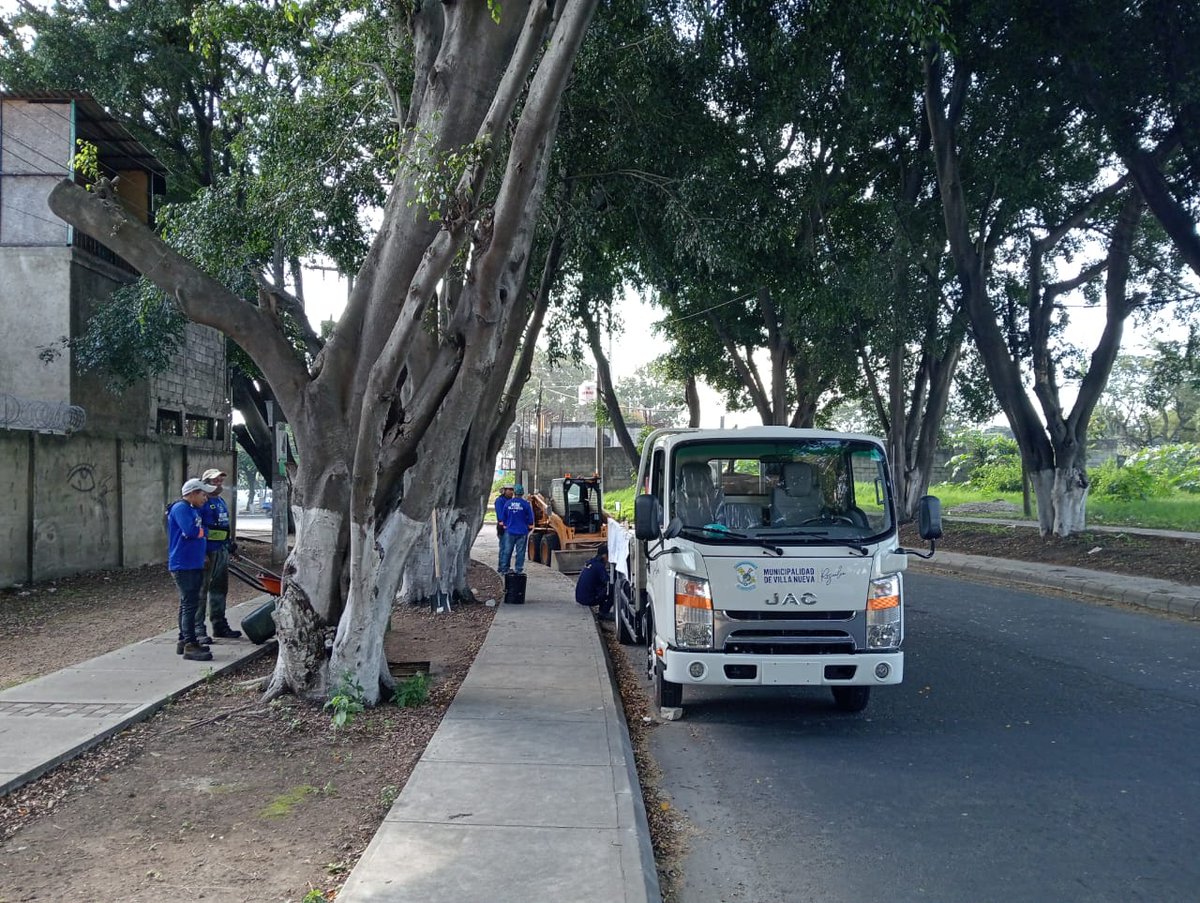 SantosDalia's tweet photo. Trabajos de #Bacheo en bulevar #Reformadores zona 4 de #VillaNueva #Precaución en el lugar. https://t.co/2agG3Wus3L
