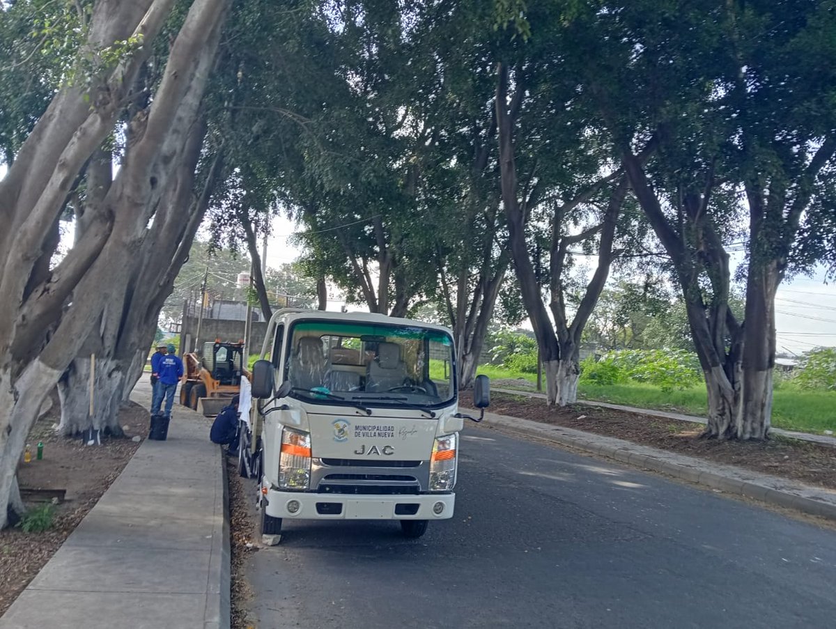 SantosDalia's tweet photo. Trabajos de #Bacheo en bulevar #Reformadores zona 4 de #VillaNueva #Precaución en el lugar. https://t.co/2agG3Wus3L