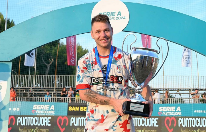 Argentina's tweet photo. #FútbolPlaya El capitán de la Selección Argentina, Lucas Ponzetti, se coronó campeón en el Torneo de la Serie A de fútbol playa de Italia con su club, el Catania BSC. 👏👏👏

¡Felicitaciones Lucas! 🤙🤙🤙

📰 https://t.co/oz4UpqoXpb

📸 @Catania_Beach_Soccer (IG) https://t.co/hkLu3jJKUZ