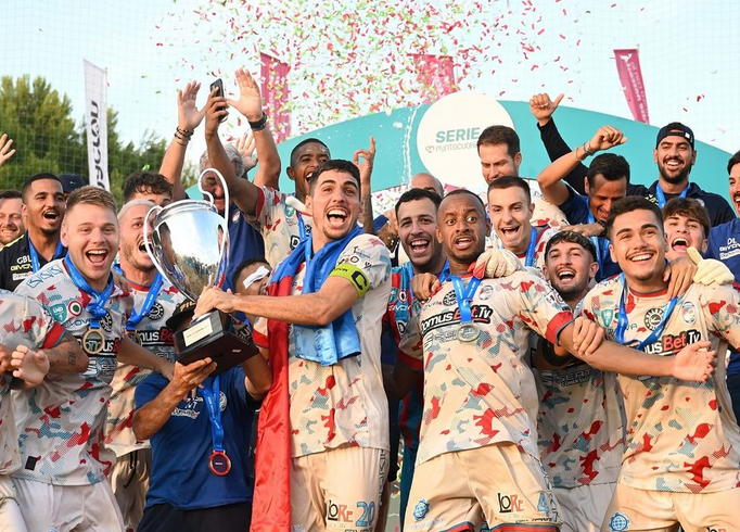 Argentina's tweet photo. #FútbolPlaya El capitán de la Selección Argentina, Lucas Ponzetti, se coronó campeón en el Torneo de la Serie A de fútbol playa de Italia con su club, el Catania BSC. 👏👏👏

¡Felicitaciones Lucas! 🤙🤙🤙

📰 https://t.co/oz4UpqoXpb

📸 @Catania_Beach_Soccer (IG) https://t.co/hkLu3jJKUZ