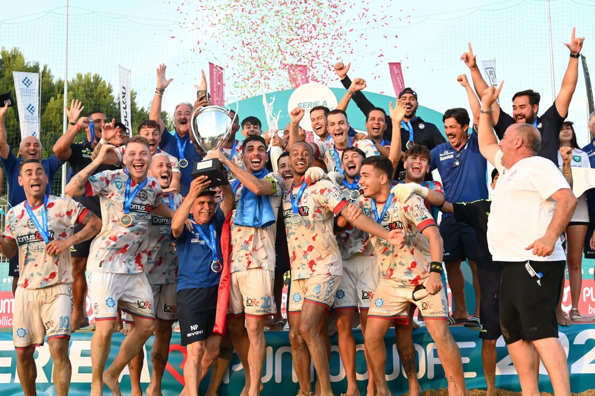 Argentina's tweet photo. #FútbolPlaya El capitán de la Selección Argentina, Lucas Ponzetti, se coronó campeón en el Torneo de la Serie A de fútbol playa de Italia con su club, el Catania BSC. 👏👏👏

¡Felicitaciones Lucas! 🤙🤙🤙

📰 https://t.co/oz4UpqoXpb

📸 @Catania_Beach_Soccer (IG) https://t.co/hkLu3jJKUZ
