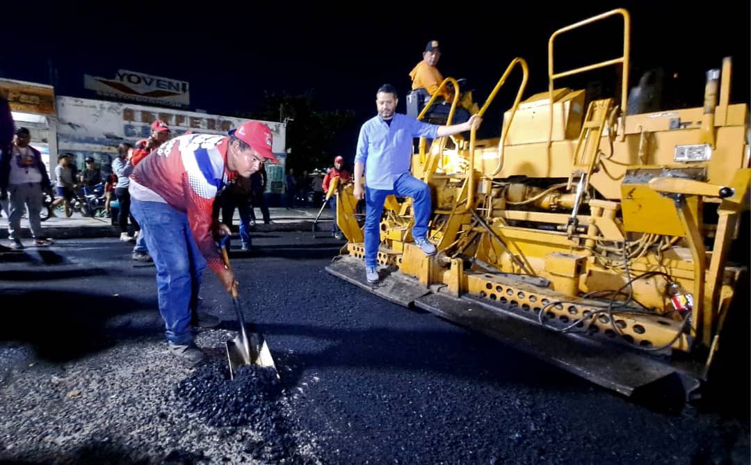 mintransporteve's tweet photo. ¡Seguimos sumando victorias! Gracias al constante esfuerzo de nuestra clase trabajadora revolucionaria, se han colocado más de 7 mil toneladas de asfalto en el municipio Iribarren, estado Lara, en aras de garantizar el óptimo funcionamiento de la vialidad en la región Centroccidental de Venezuela. Acciones enmarcadas en las políticas de atención instruidas por el pdte. @NicolasMaduro

#LoQueDigaNicolás
#ChaoWhatsApp