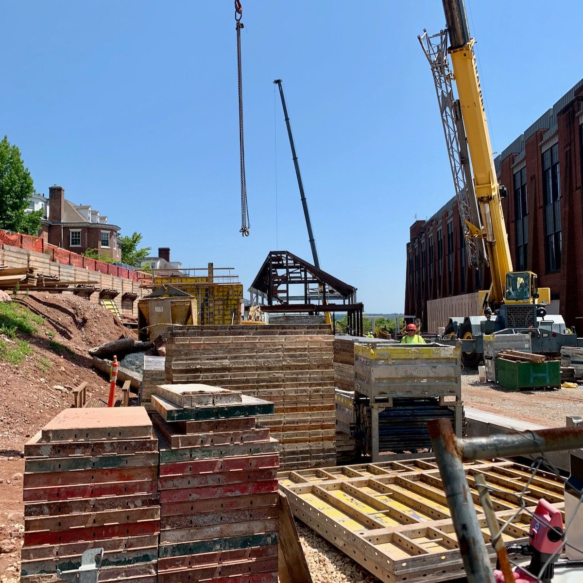 yalealumnimag's tweet photo. As part of a reshuffling on Science Hill to prepare the site for a mammoth new Physical Sciences and Engineering Building, a new chemical safety building is now taking shape north of the Class of 1954 Chemistry Research Building. https://t.co/dBP9BggJpy