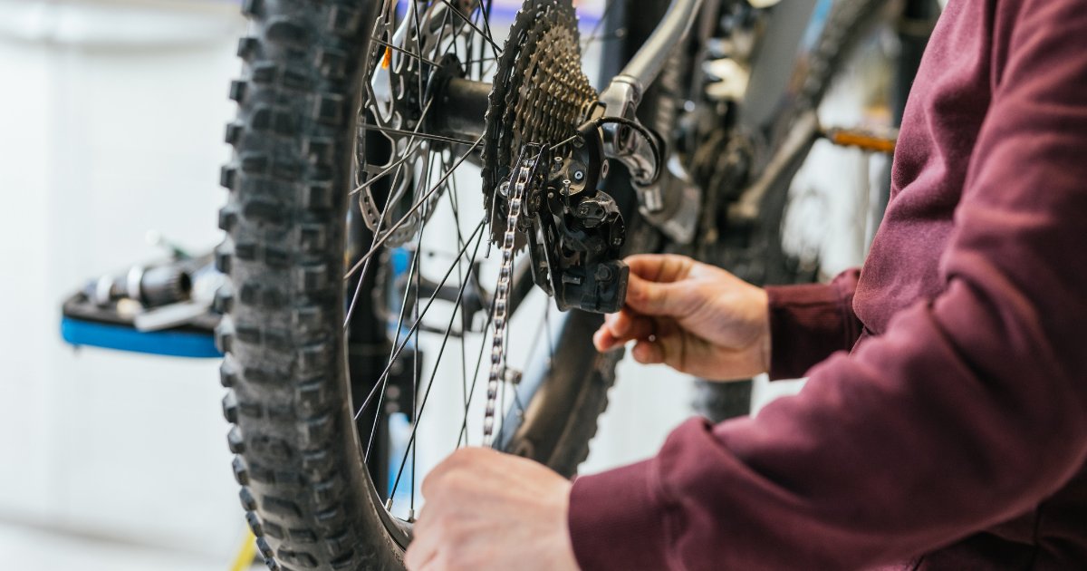 Did you know? Regular bike tune-ups every 6-12 months are essential, no matter the season. Is it time for your tune-up? Book a spot with one of our expert technicians today. 
hubs.la/Q02FpgVH0