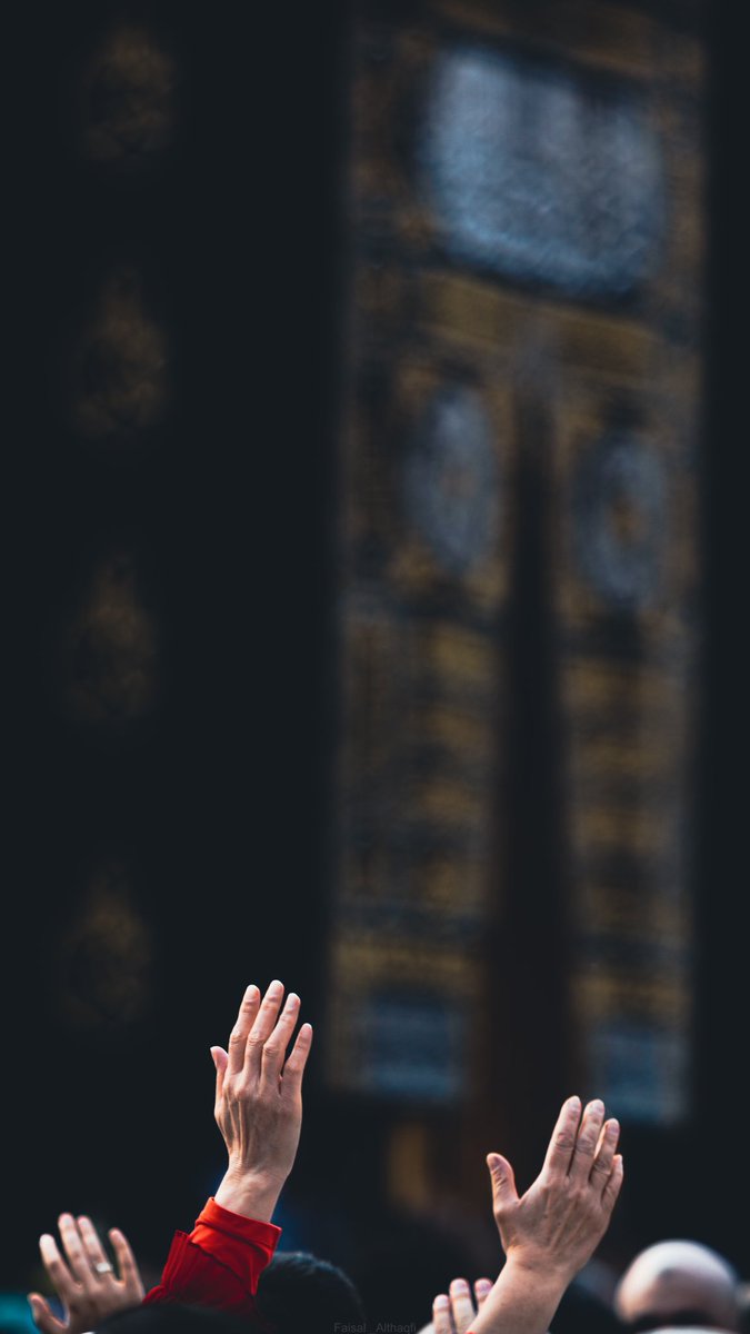 "أشكُو إليكَ أمُورًا أنتَ تعلمُها
مَا لي على حَملِها صبرٌ ولَا جَلَدُ
وقد مَددتُّ يَدِي بالذلِّ مبتهِلًا
إليكَ يَا خيرَ مَنْ مُدّتْ إليهِ يَدُ"