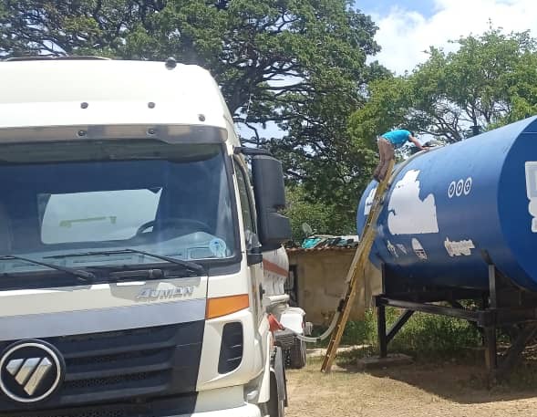 #Gestión En cumplimiento a las políticas del 1X10 del Buen Gobierno y a las orientaciones del alcalde bolivariano <a href="/emiliorafael_/">Emilio R. Velásquez</a> Velásquez, la Dirección de Servicios Generales realizó jornadas de agua potable en tanques comunitarios y urbanización Santa Ana I de La Vecindad.