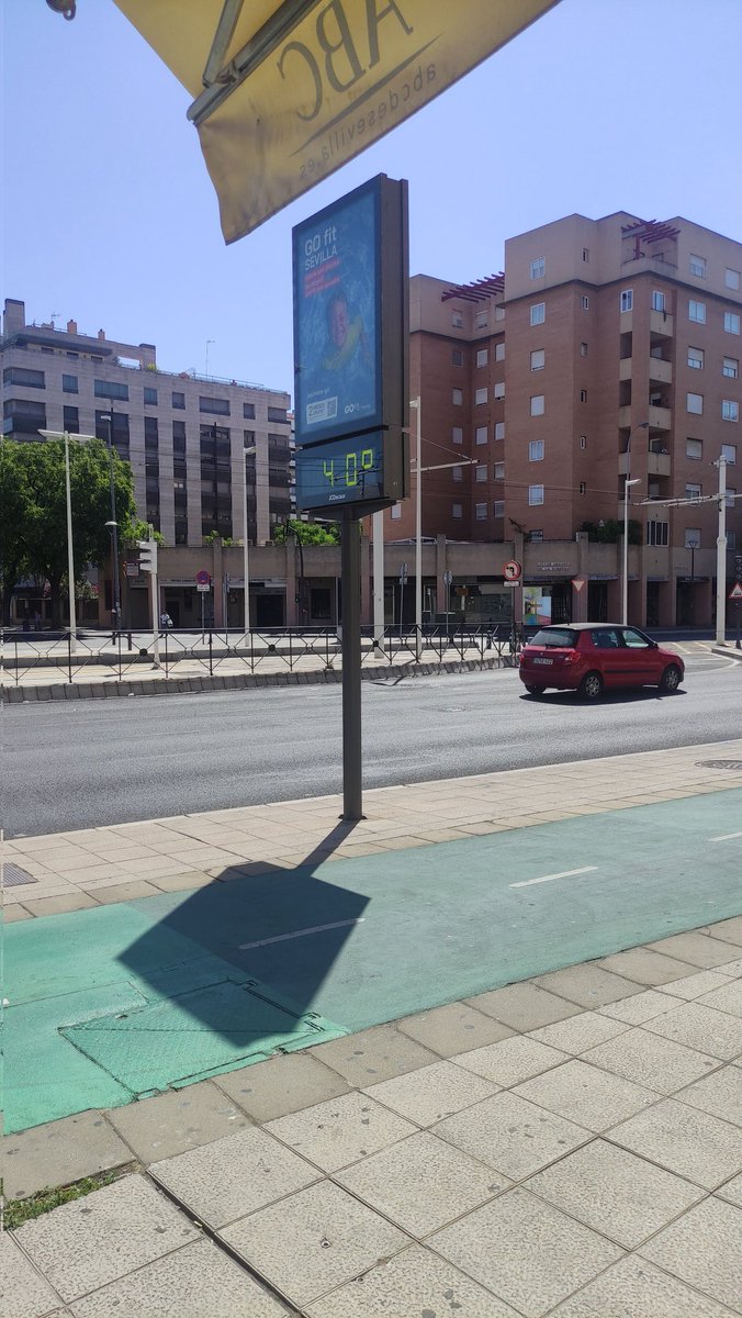 alfatomik's tweet photo. Hola @santander_es @santander_resp . 17.00 horas. Sevilla. 40 grados. Cita a las 16.45 y no aparece nadie. Segunda vez ya que se me hace en 2 semanas. Creo que habría que tener un poco de consideración con posibles futuros clientes. Si no se piensa aparecer al menos una llamada. https://t.co/5TMB6589yO