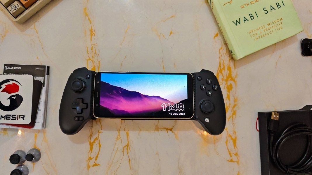 AndroidGuys's tweet photo. Level up your mobile gaming with GameSir's G8+ controller! 🎮 With Hall Effect triggers, swappable joysticks, and universal compatibility, it's the best thing to happen to your thumbs since opposable ones. Read our review!🦾 #GameSir #MobileGaming #G8Plus https://t.co/TDNcggJB8E https://t.co/FrF6TqGHqM