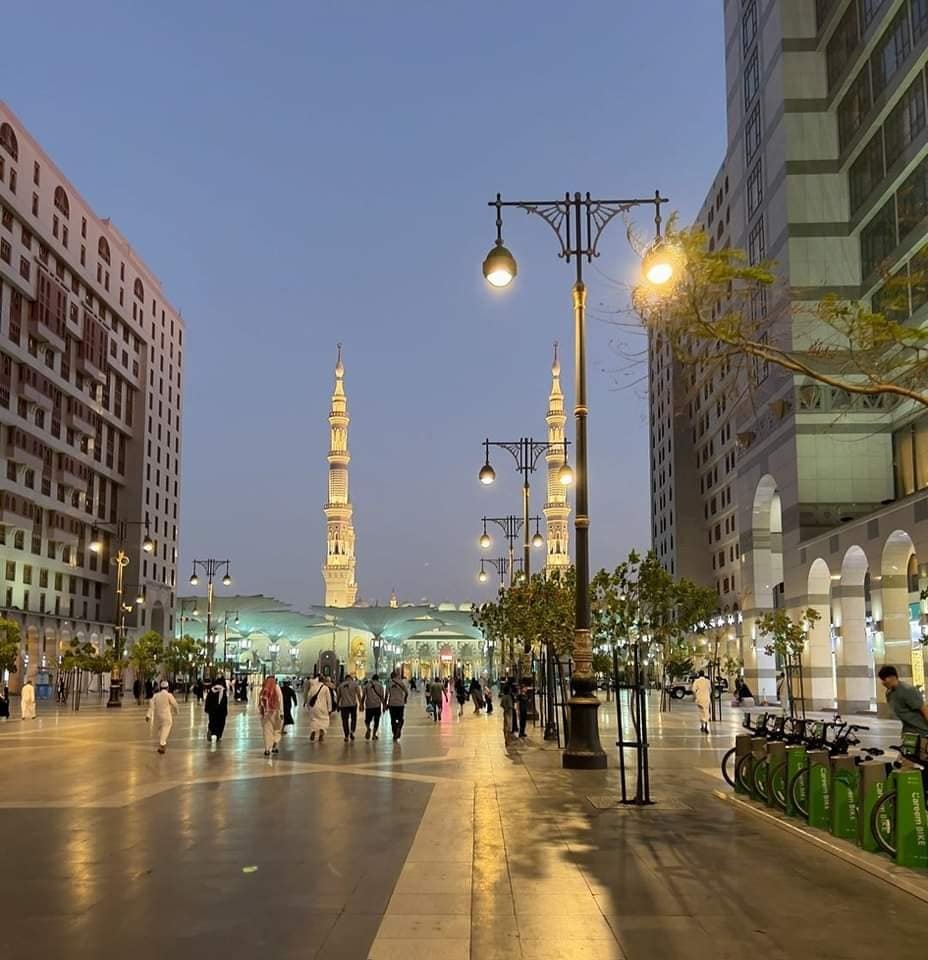 LifeSaudiArabia's tweet photo. Nothing in the world is more peaceful, serene, and calm than spending an evening in the atmosphere of Madina. https://t.co/GynB0o7i4n